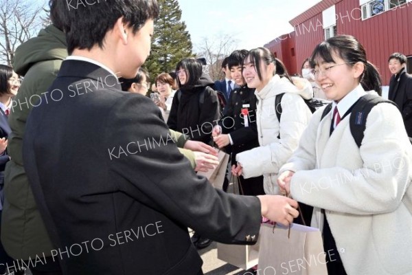 部活動の後輩から記念品を受け取る卒業生（中札内、須貝拓也撮影）