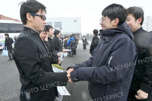 「お疲れ様でした」「後は頼んだぞ」。卒業式後、部活の卒業生と下級生ががっちり握手（新得、小野寺俊之介撮影）