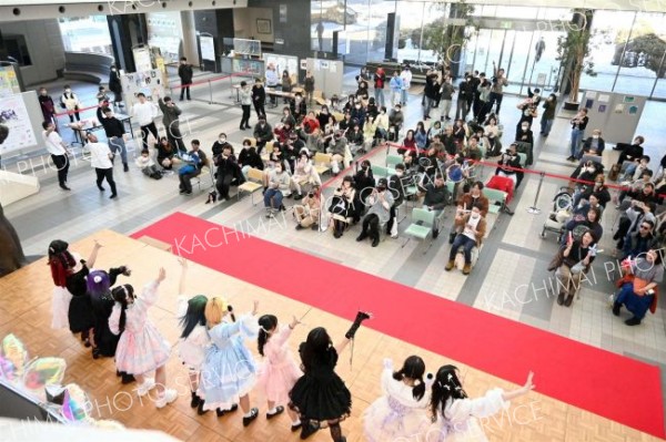 とかちプラザ１階アトリウムを会場に開催した企画「いちにちアイドル」からスタートしたアイドル部。創設メンバーにとって思い入れのある場所で、集まったファンらに“愛”を伝えた