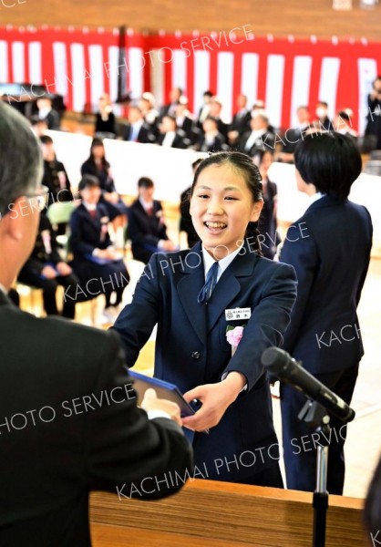 思い出胸に旅立ち　中学校卒業式　十勝２７５２人