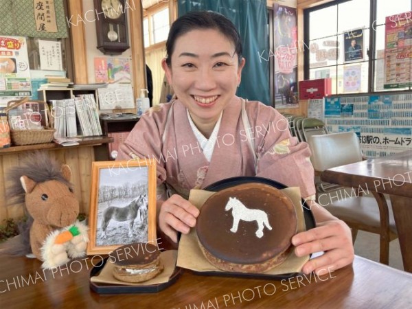 顔より大きい？！特大どら焼き販売中　足寄の座間屋　ばんえい記念企画で