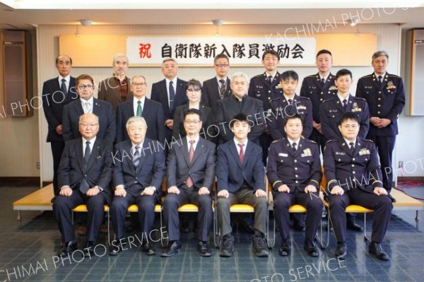 陸上自衛隊高等工科に入校を激励する関係者
