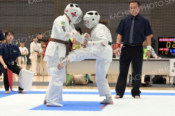 【組手・中学１年女子上級決勝】身長、体重で上回る相手にも果敢に攻め込んだ佐藤玖音（右、葵塾）