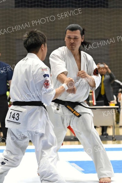 【組手・一般男子無差別上級決勝】格上の相手に対しても気迫の攻めを見せた藤内雅史（右、鈴木道場）