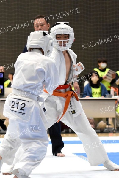 【組手・小学６年男子初級決勝】１６７センチの長身を生かして全試合一本勝ちした渡辺夏七斗（正面、鈴木道場）