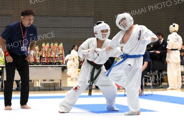 【組手・小学６年男子上級４０キロ以上決勝】相手の右脇腹に突きを刺す道端利仁（左、葵塾）