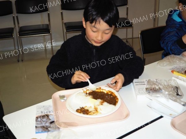 ユリ根カレーでナウマンゾウの化石を学ぶ　幕別忠類