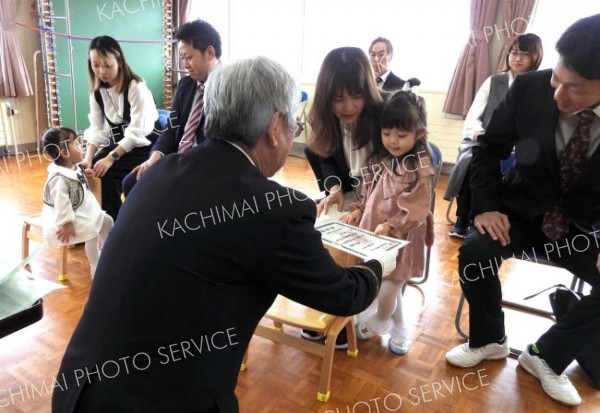 「火遊びしないよ」　上浦幌ひまわり幼年消防クラブの入団式