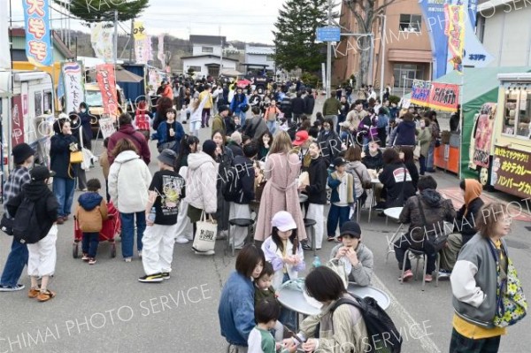 役場前道路の歩行者天国にはキッチンカーが多数並び、来場者が道産グルメを楽しんだ