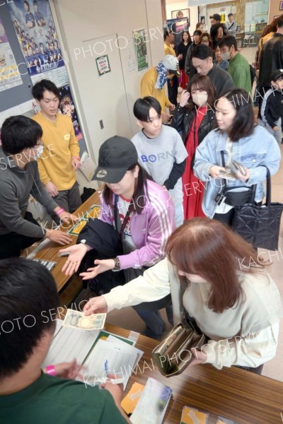 盛況～開場の正午過ぎからチケット売り場には列ができた