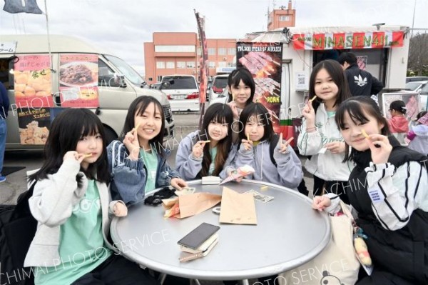 キッチンカーなど１９店舗が出店し、フライドポテトやクレープなどを片手にイベントを楽しんだ