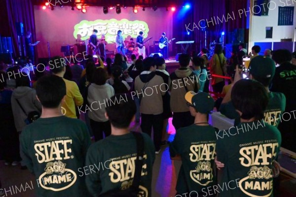 豆スタッフ～本別高生の約２５人が会場運営を手伝い、祭りの成功を支えた