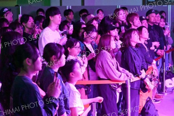 至近距離～アーティストとの距離感が近いのもお豆音楽祭の特徴。アーティストの熱唱に酔いしれる観客は多かった。