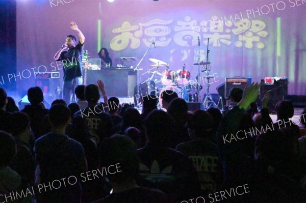 豪華布陣～初回からパワーアップし、湘南乃風のＨＡＮ―ＫＵＮさんやＭｏｎｇｏｌ８００の清作さん、沖縄出身のラッパーＲＵＤＥ－αさんなど有名アーティストが多数出演した