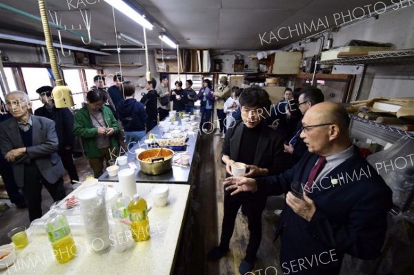 韓国料理を囲んで懇親を深めた引っ越しパーティー