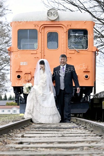 １０年越しの“結婚式”　幸福駅で今季の「ハッピーセレモニー」始まる