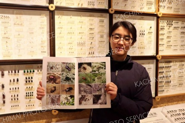 完成した「上士幌町生物多様性データブック２０２４」を紹介する田中学芸推進員