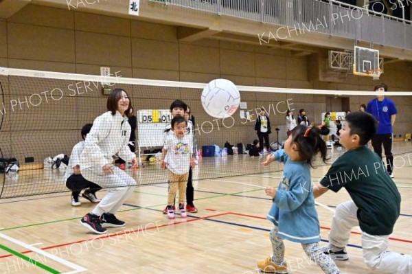幼児から大人までプレー満喫　ファミリーミニバレー大会