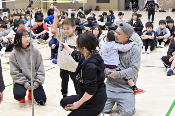 選手宣誓をする高橋さん一家