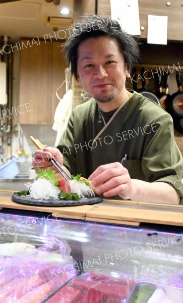 料理長として調理スタッフの指導なども行う種村さん。従業員間のコミュニケーションも大事にし、「まかないには力を入れている」とほほ笑む