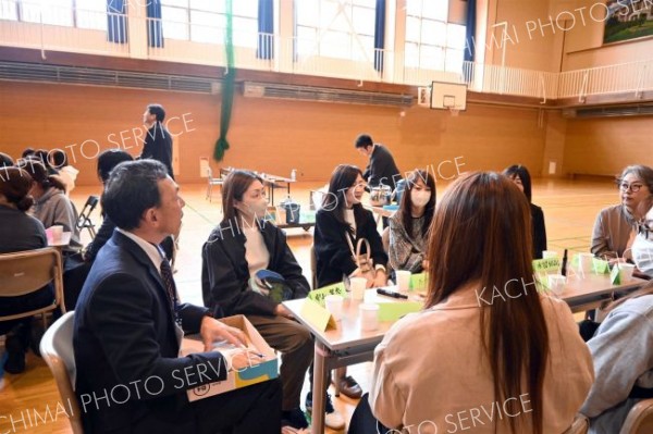 帯一中参観日にお茶会　独自の試みで地域との連携を促進　「親子の笑顔が大事」 2