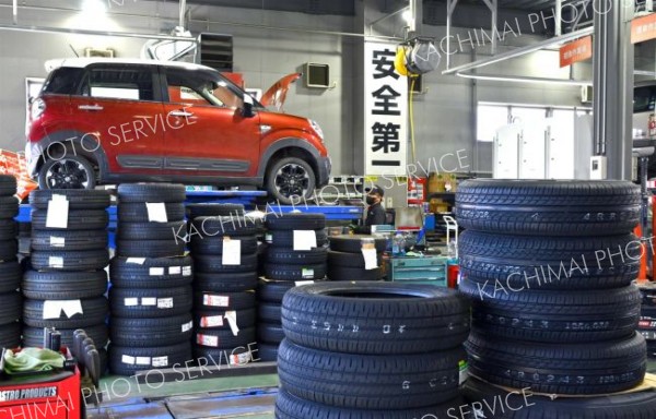夏用のタイヤ交換に追われるスタッフ（１７日、金野和彦撮影）