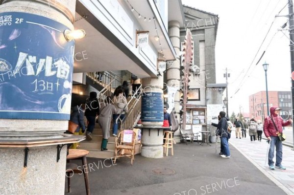 バルを目当てに街に繰り出す人々