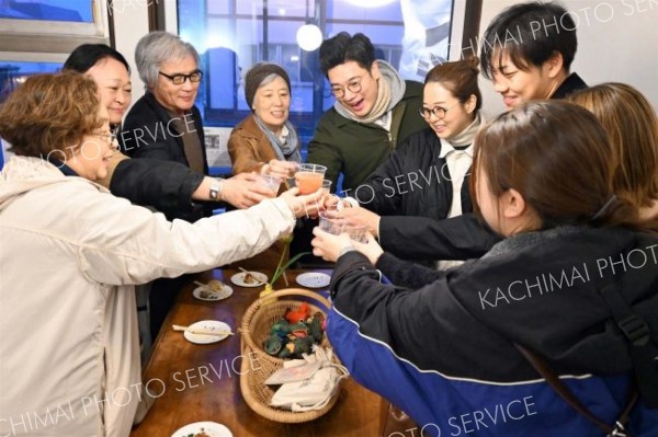 参加者同士の交流も函館バルの醍醐味（だいごみ）。「サル―！」の掛け声で乾杯