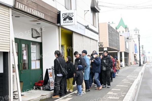参加店の前には入店待ちの行列もできた