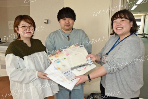 池田町、新生児に肌着やバスタオル贈呈　ミキハウスが全面協力