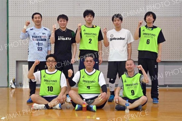 男子で優勝の十勝クラブ。前列中央が藤野太郎主将