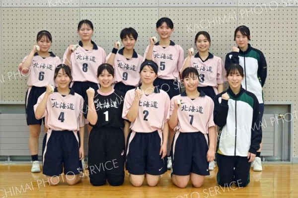 女子で優勝の帯三条高。前列中央が堤悠羽主将