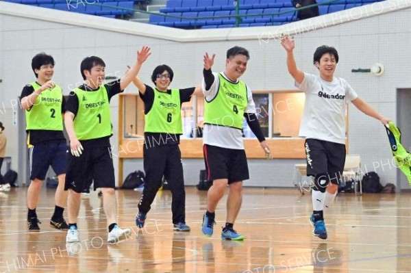 男子決勝を接戦の末に制して喜ぶ十勝クラブ
