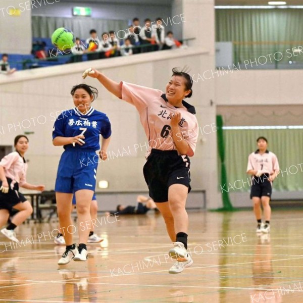 【女子リーグ戦・帯三条高―帯柏葉高】シュートを放つ帯三条高の反橋七瀬（中央桃色のユニホーム）