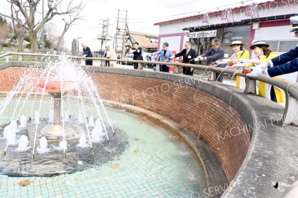 噴水にワイン注ぎにぎわい祈願　池田観光幕開け