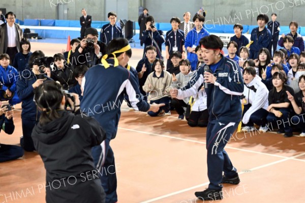 一般交流種目の「じゃんけん合戦」で盛り上がる生徒たち