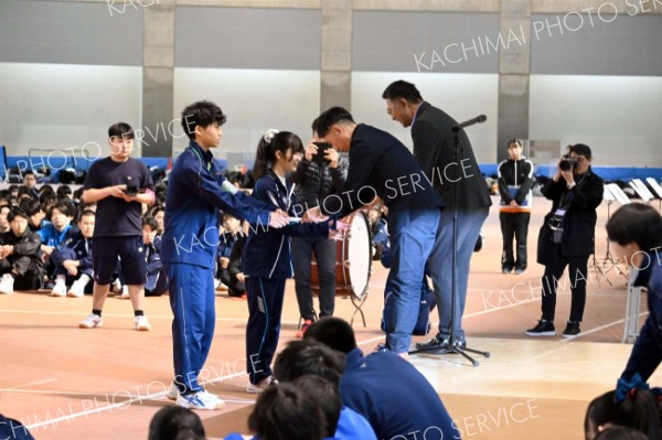 三柏ＯＢ戦実行委員会から両校寄付が贈られた