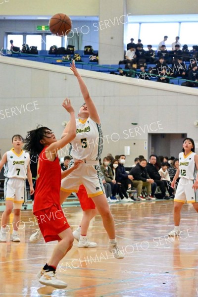【女子決勝・帯大谷―白樺学園】レイアップシュートを放つ白樺学園