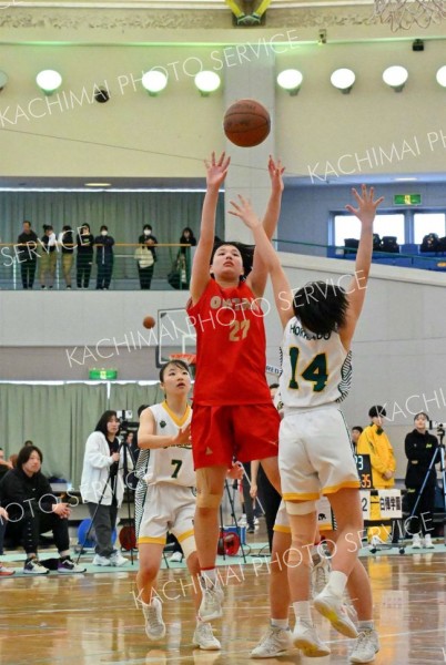 【女子決勝・帯大谷―白樺学園】ミドルシュートを放つ帯大谷