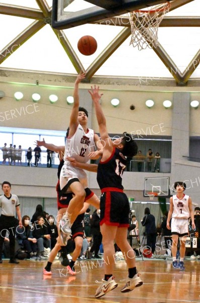 【男子決勝・白樺学園―帯大谷】レイアップシュートを放つ帯大谷