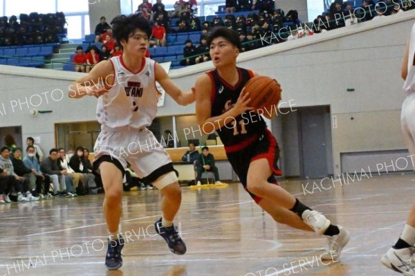 【男子決勝・白樺学園―帯大谷】ゴールへドライブする白樺学園