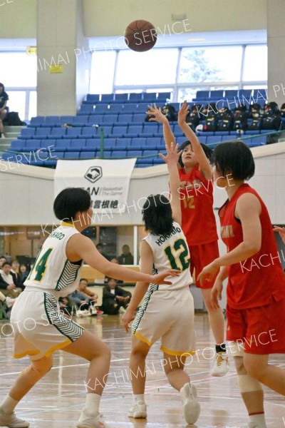 【女子決勝・帯大谷―白樺学園】ミドルシュートを放つ帯大谷