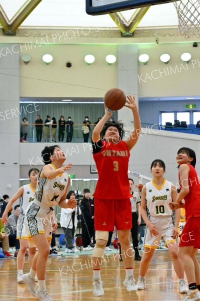 【女子決勝・帯大谷―白樺学園】ゴール下でシュートを打つ帯大谷