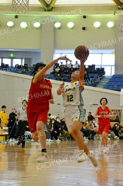 【女子決勝・帯大谷―白樺学園】レイアップシュートを放つ白樺学園