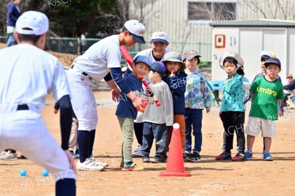 稲田保育園児と帯農野球部員が野球体験交流（２２日、帯広稲田保育園で。金野和彦撮影）