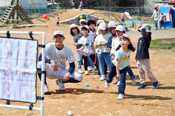 稲田保育園児と帯農野球部員が野球体験交流（２２日、帯広稲田保育園で。金野和彦撮影）