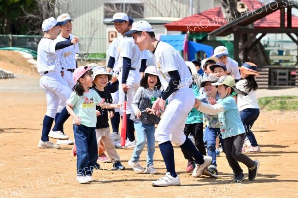 稲田保育園児と帯農野球部員が野球体験交流（２２日、帯広稲田保育園で。金野和彦撮影）