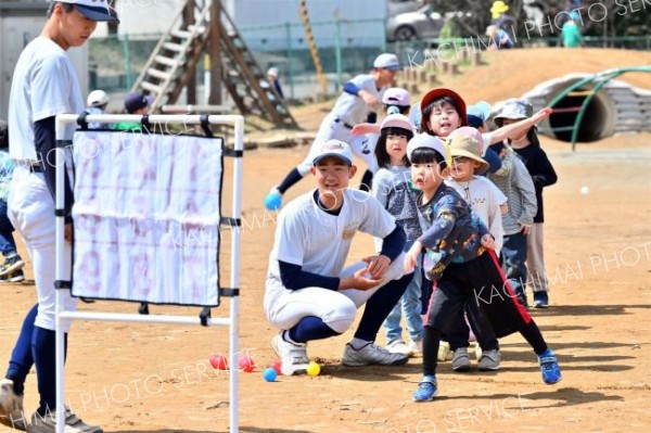 稲田保育園児と帯農野球部員が野球体験交流（２２日、帯広稲田保育園で。金野和彦撮影）