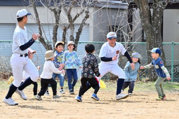 稲田保育園児と帯農野球部員が野球体験交流（２２日、帯広稲田保育園で。金野和彦撮影）