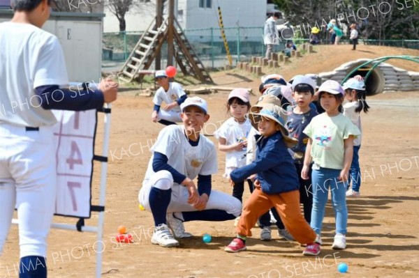 稲田保育園児と帯農野球部員が野球体験交流（２２日、帯広稲田保育園で。金野和彦撮影）